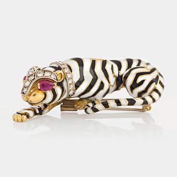 970. A cat brooch in 18K gold decorated with black and white enamel and set with round brilliant-cut diamonds.