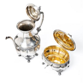 Kaffekanna och sockerskrin, samt ett par ljusstakar, silver, bl a AG Dufva, Stockholm 1910.