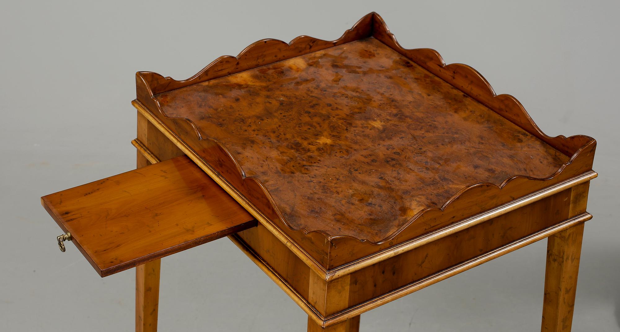 LAMPBORD, ett par, empirestil, 1900-tal.