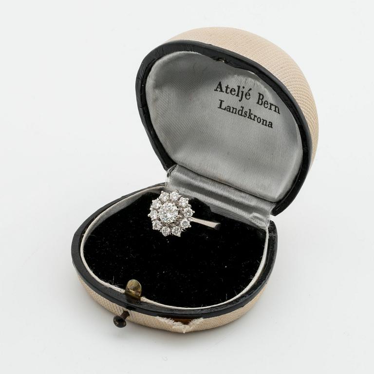 BRILJANTRING 18K vitguld m 1 briljant ca 0,55 ct TW VS, samt 10 mindre briljanter ca 0,70 ct TW SI.