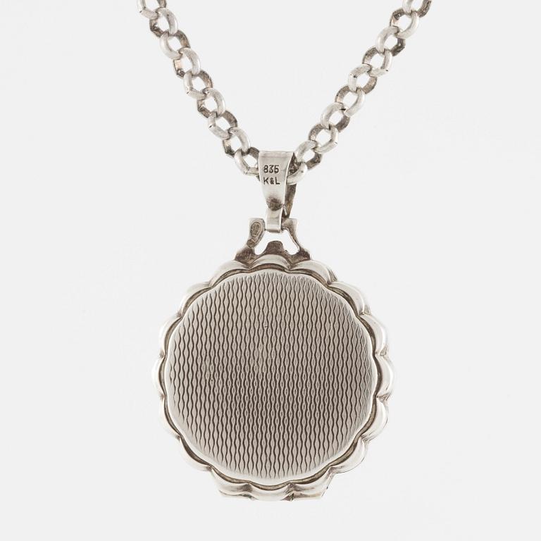 Medallion with photo compartment, with chain, silver.