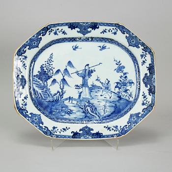 A blue and white export porcelain serving dish, Qing dynasty, Qianlong (1736-95).