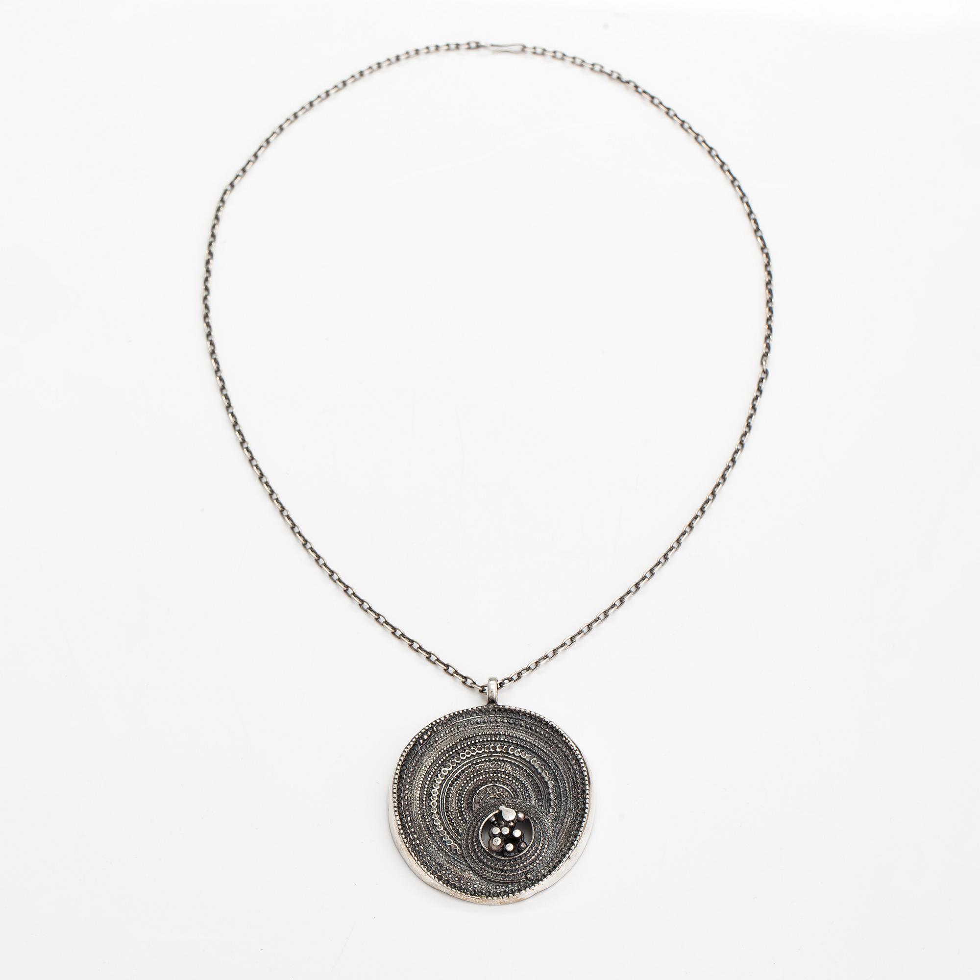 Jorma Laine, Kaulakoru "Chic", hopeaa. Turun Hopea, Turku 1973.