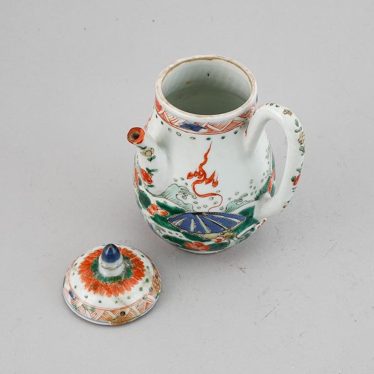 An Imari verte tea pot with cover, Qing dynasty, Kangxi (1662-1722).