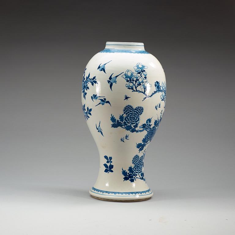 A large blue and white vase, Qing dynasty, Kangxi (1662-1722).