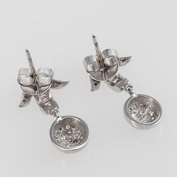 ÖRHÄNGEN, 18 K vitguld, diamanter tot ca 0,57 ct. Vikt 3 g.