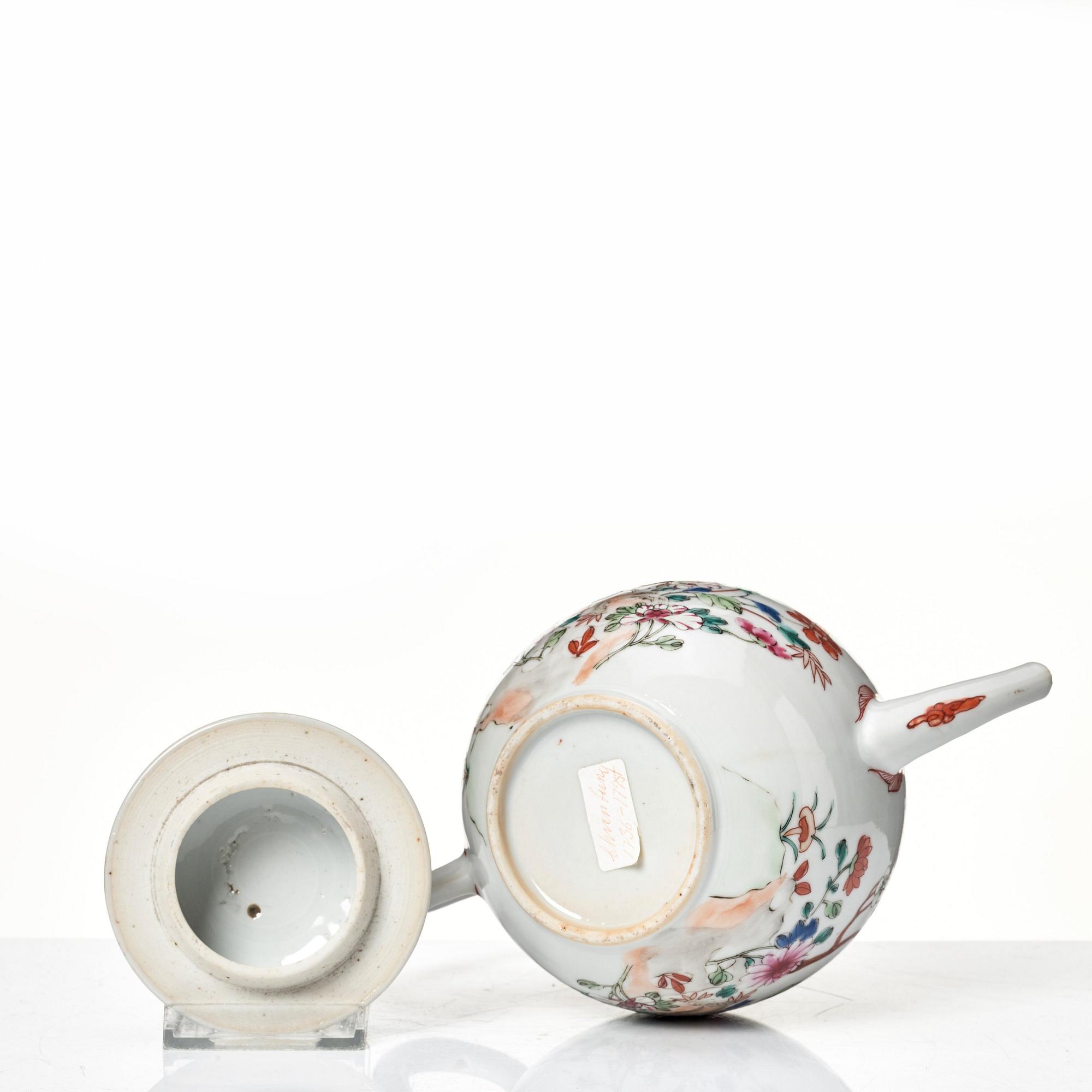 Tekannor, två stycken, kompaniporslin. Qingdynastin, Qianlong (1736-95).