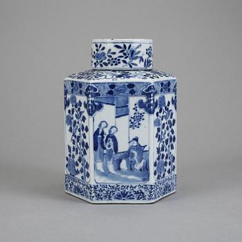 BURK MED LOCK. Porslin, Kina, 1900-tal.