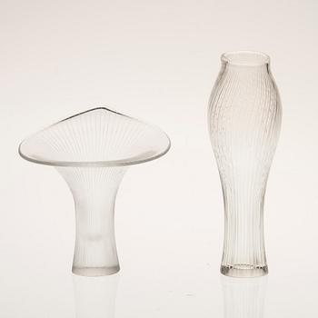 VAS, 2 st, glas, "Kantarell" och "Fölfot", signerad Tapio Wirkkala, Iittala. 1900-talets mitt.
