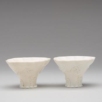 VINOFFERBÄGARE, två stycken, blanc de chine. Qing dynastin, Kangxi (1662-1722).