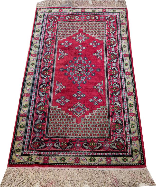 A rug, Oriental silk, ca 141 x 70 cm.