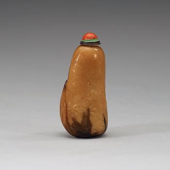 A soapstone snuff bottle with a carved landscape and a nine-character inscription, late Qing dynasty (1644-1912).