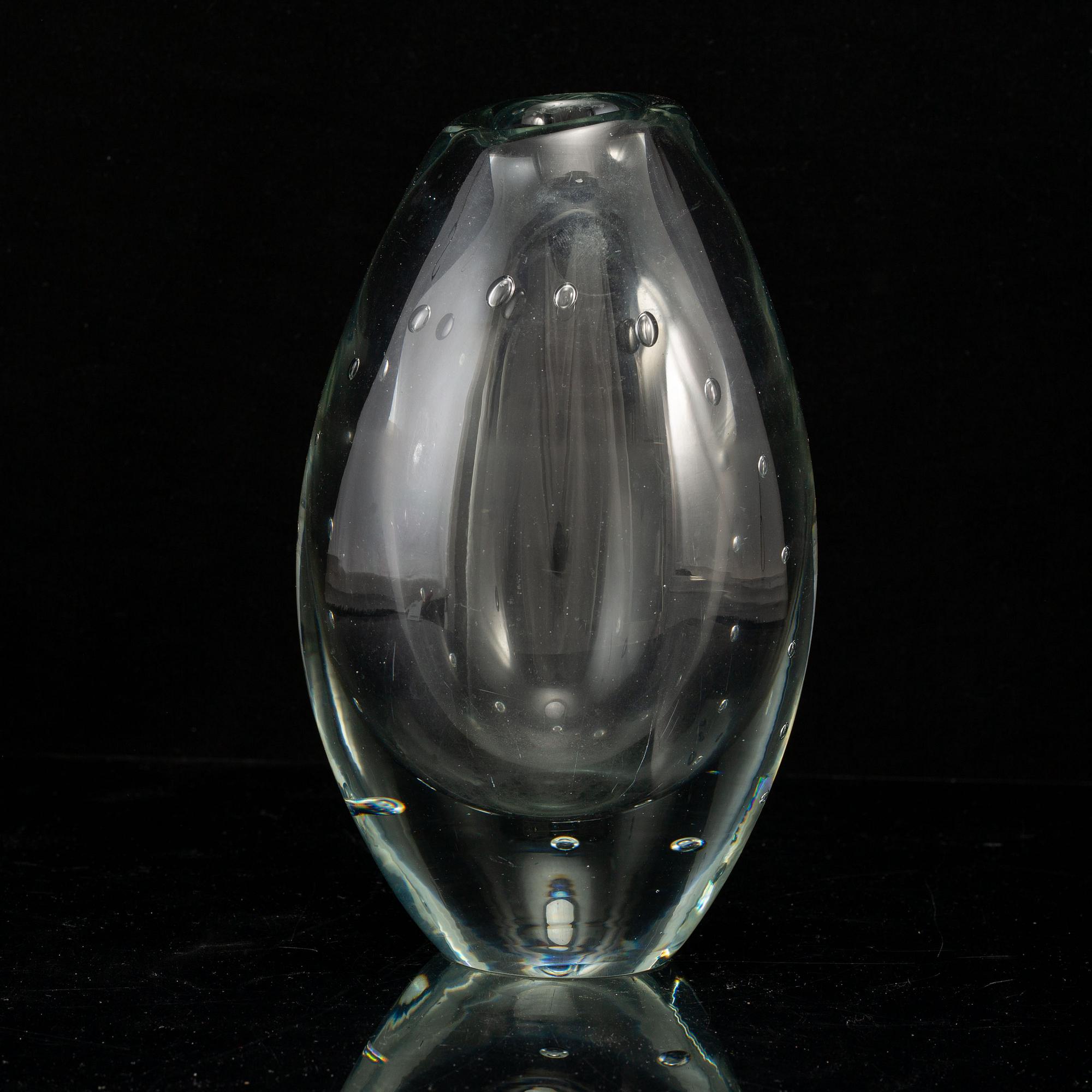 GUNNEL NYMAN, a free blown glass vase, Nuutajärvi Notsjö, Finland 1954.