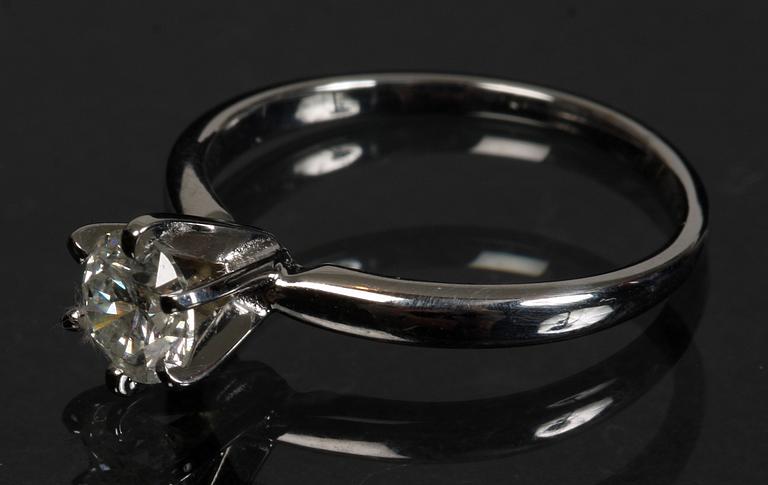 RING, 14 k vitguld med en briljant, ca 0,75 ct.