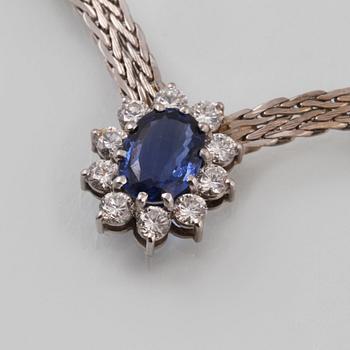 COLLIER, 18K vitguld med ovalslipad blå safir samt 10 briljantslipade diamanter ca 0.50 ct, importstämplat. Vikt 19,1 g.