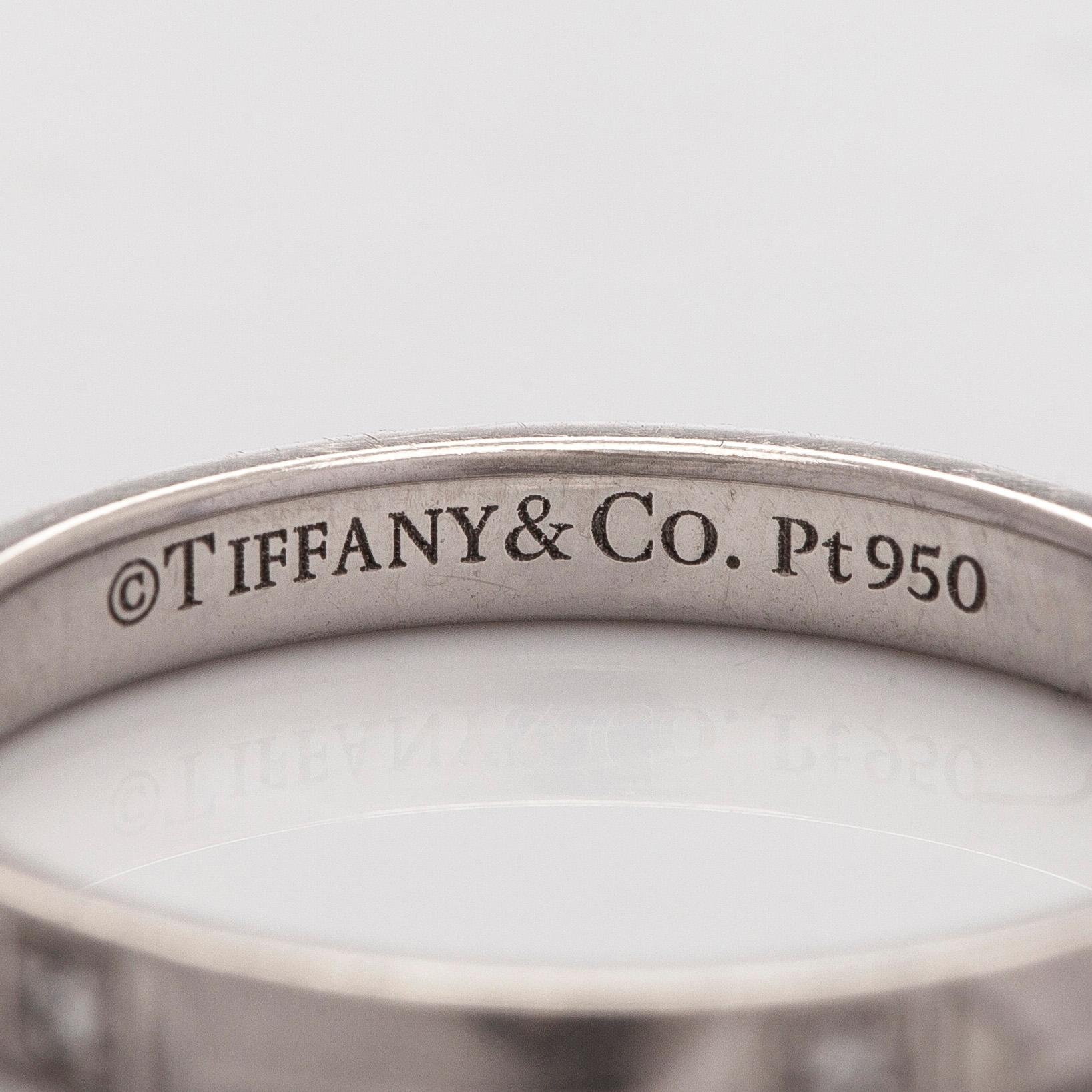 Tiffany & Co, sormus "True Band" platinaa ja briljanttihiottuja timantteja.