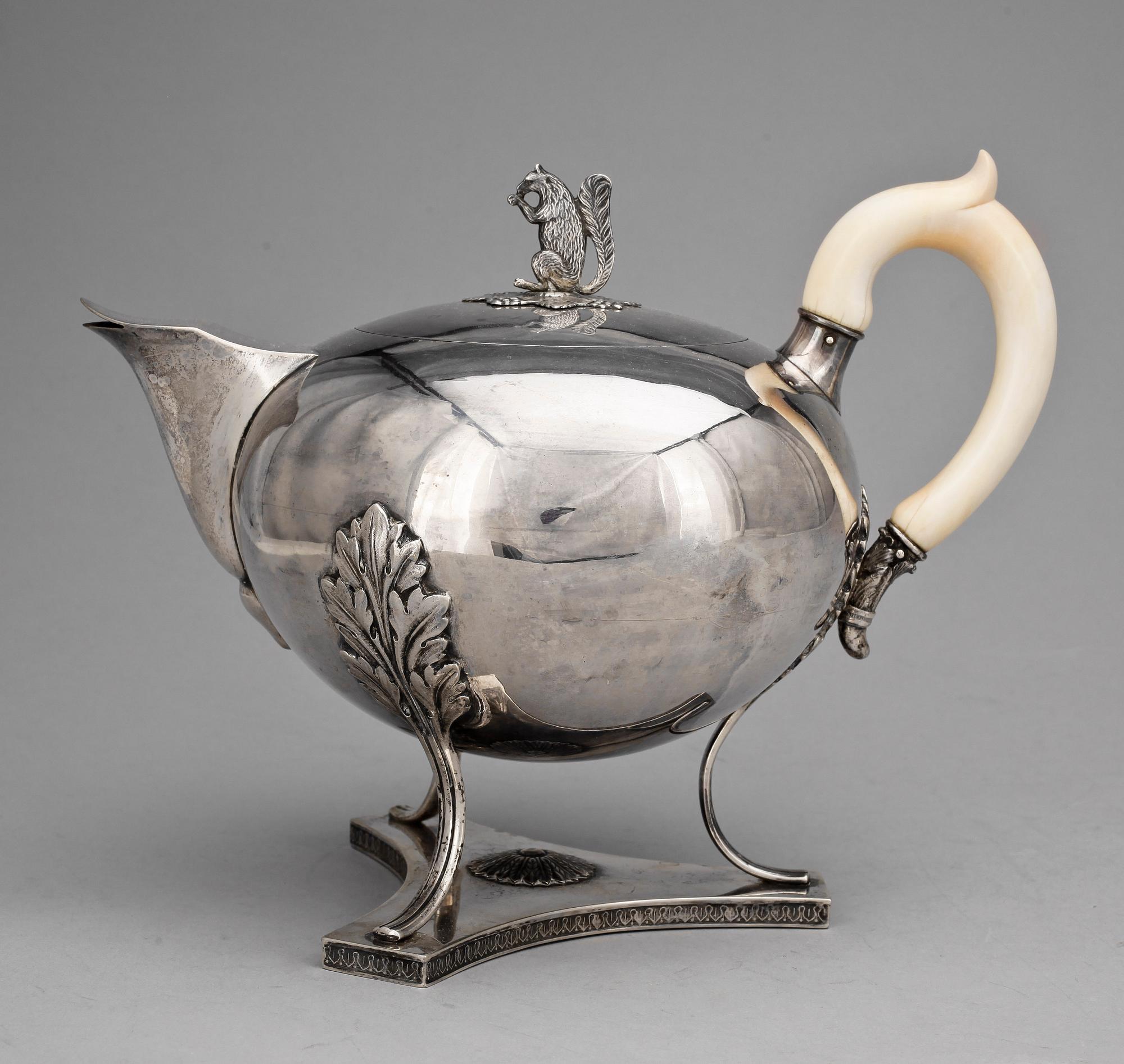 TEKANNA, silver, C G Hallberg Stockholm 1917. Tot vikt ca 925g.