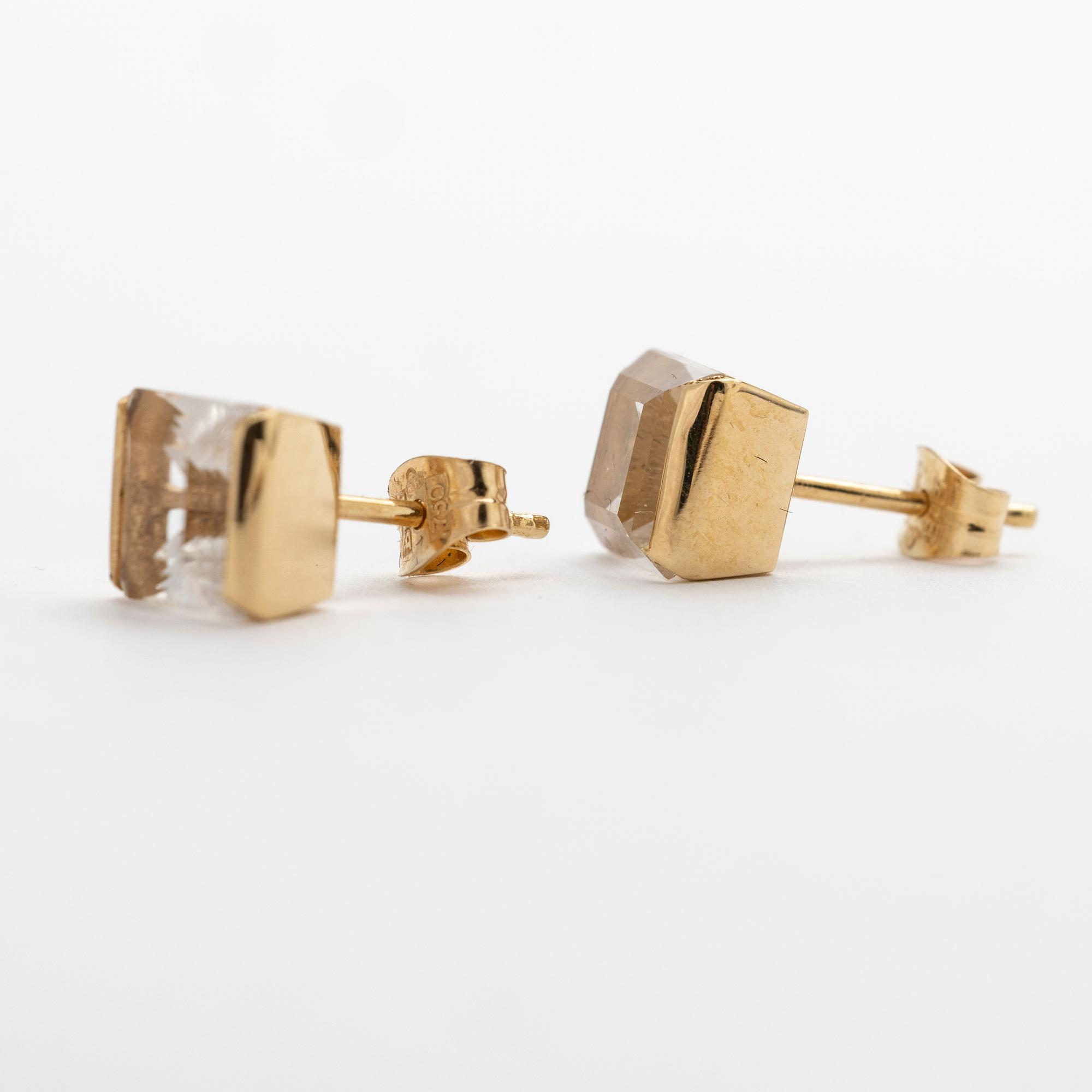 A pair of 18K gold earrings with rock crystal stones.