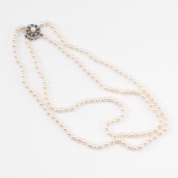 COLLIER, odlade pärlor, lås 18K vitguld med safirer.