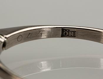 RING, 18 K vitguld med briljantslipad diamant ca 0.44 ct. Vikt ca 3,2 g.