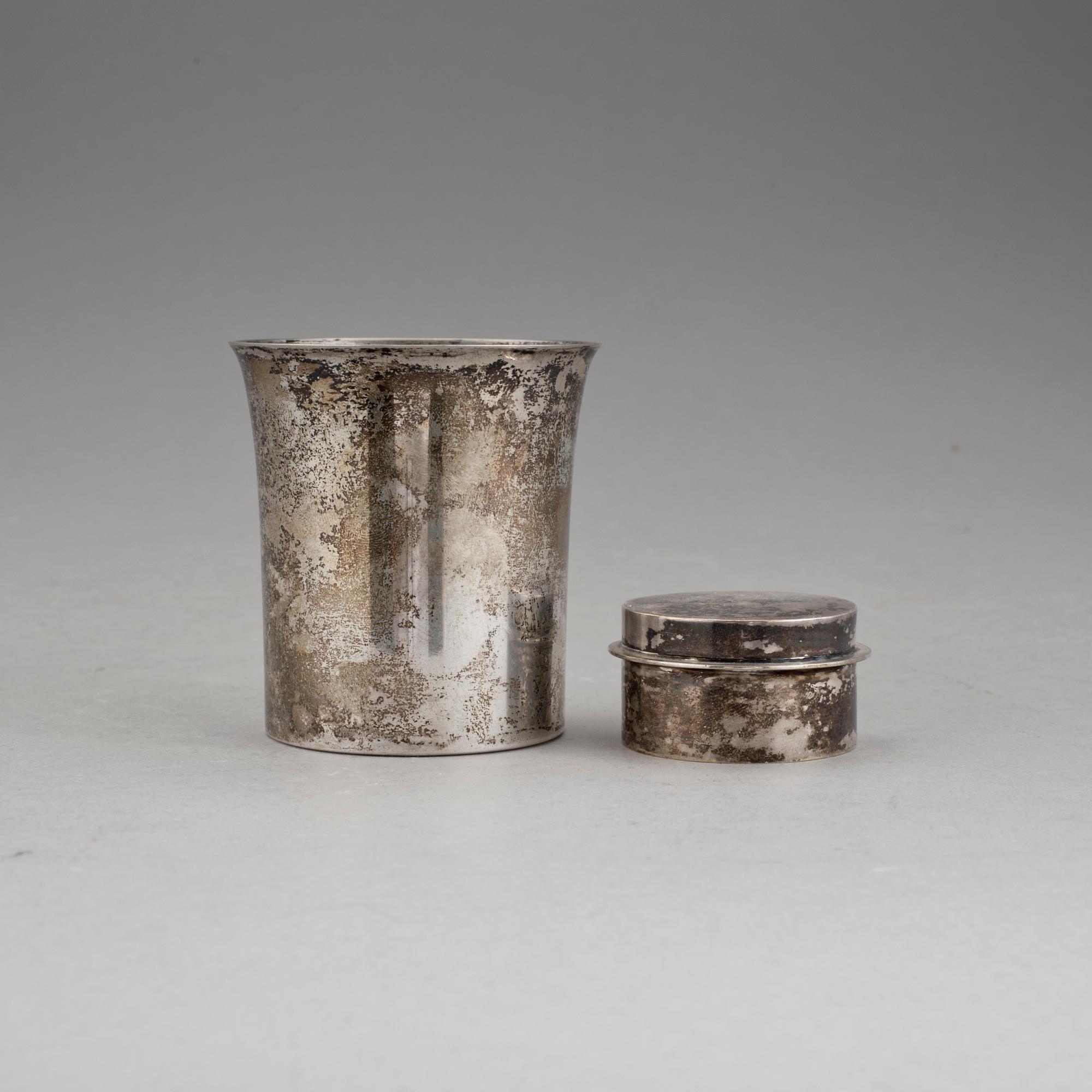 BÄGARE SAMT DOSA, silver, Gustaf Folcker resp WA Bolin, Stockholm 1815 resp 1933. Vikt tot ca 145 gram.