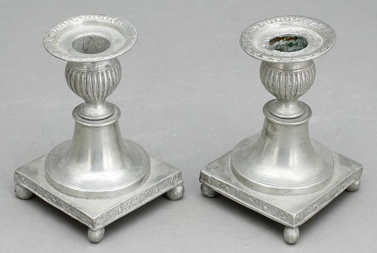 LJUSSTAKAR, ett par, tenn, Sven Ekström, Norrköping, (1824-1852).