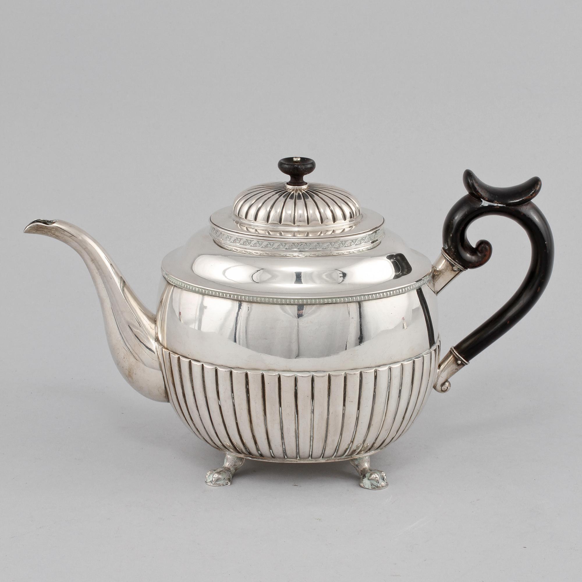 TEKANNA, silver, Barkander och Söhrling, Linköping, 1832. Vikt 810 g.
