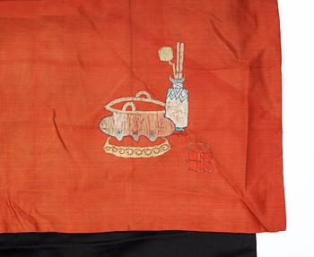 EMBROIDERIES, 1 pair, silk. 86-88 x 98-100 cm each. China around 1900.