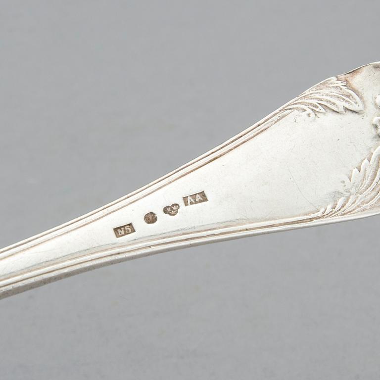 BESTICK I SILVER, 32 delar, olika svenska mästare, 1800/1900-tal. Total vikt ca 2035 gram inklusive knivblad.