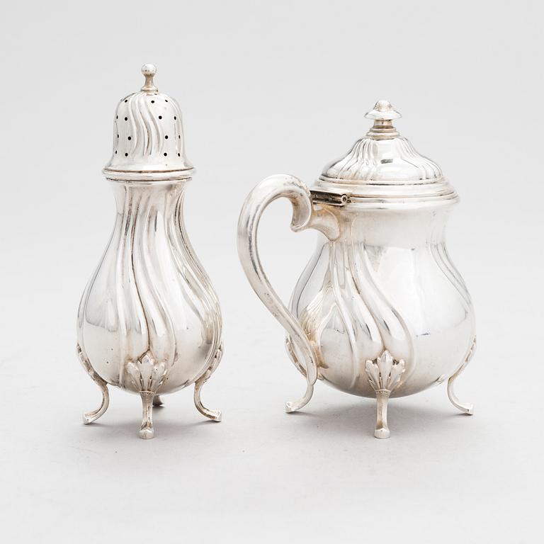Ströare och senapsburk, silver, kontrollstämplad A. Tillander, Helsingfors 1926.