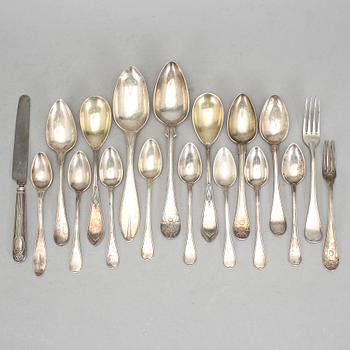 PARTI SILVERBESTICK, 18 delar, 1800-/1900-tal. Total vikt ca 1492 gram, vikt inkl kniv med metallblad.