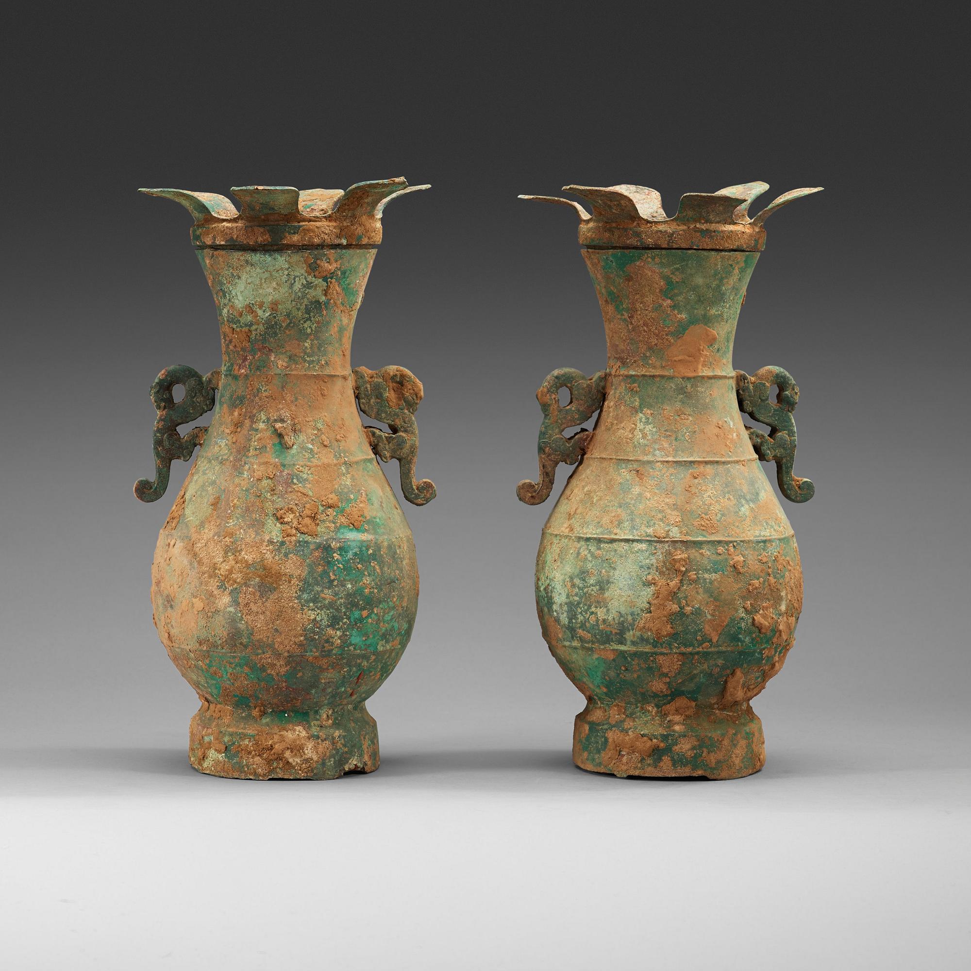 VASER, ett par, brons. Hu form, Arkaiserande, troligen Warring States/Han dynastin (481 f.Kr-220 e.Kr.).