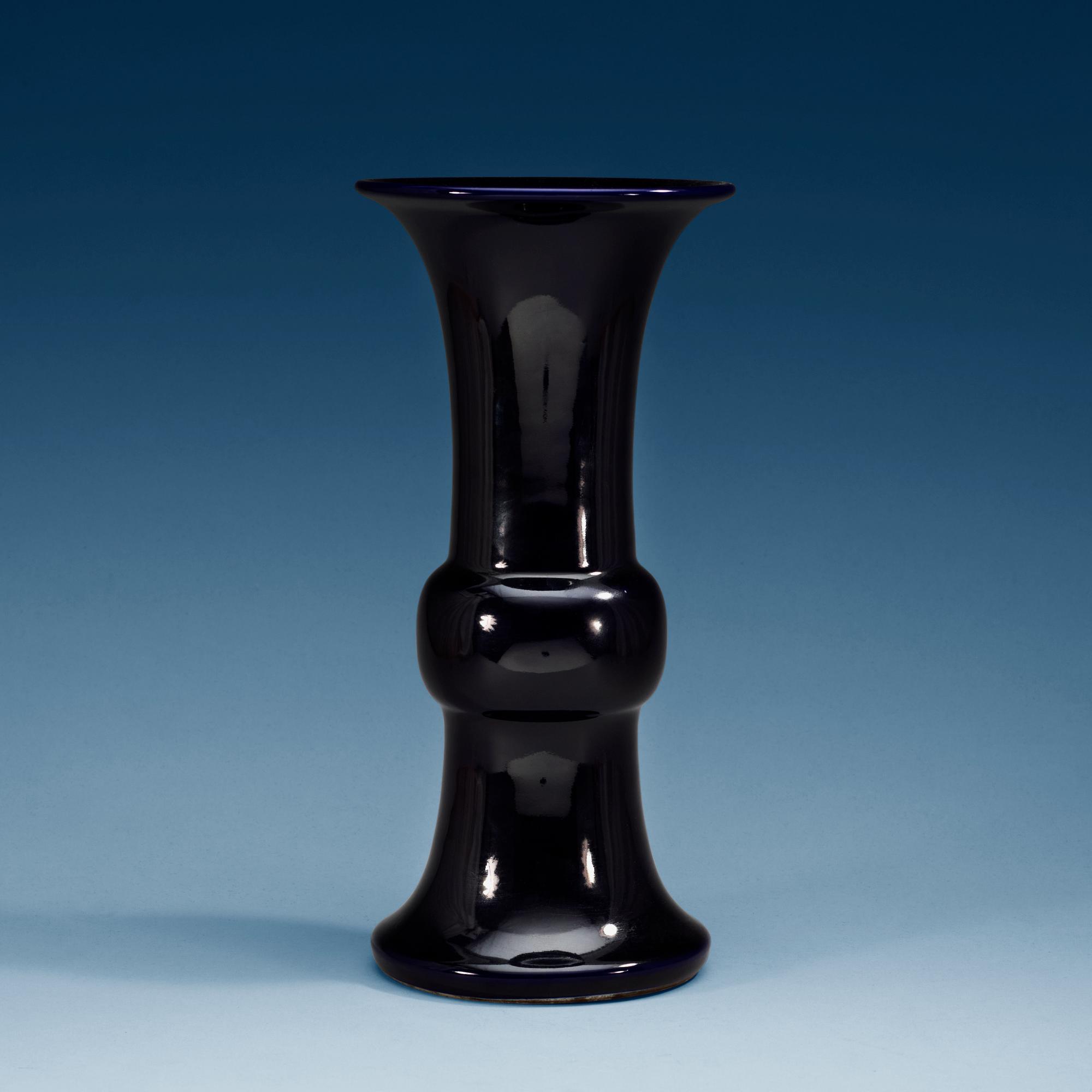 A deep purple glazed vase, Qing dynasty, Kangxi (1662-1722).