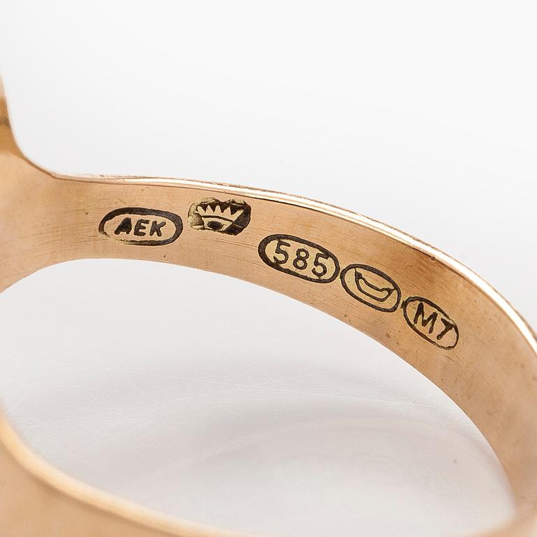A 14K gold ring with amethyst, Helsinki 1965.