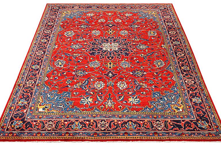 A Hamadan carpet, a. 320 x 220 cm.