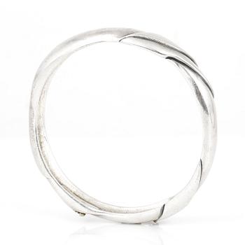 ARMRING, sterlingsilver och guld, Ole Kortzau för Georg Jensen, Danmark, efter 1945. Total vikt ca 57 g.