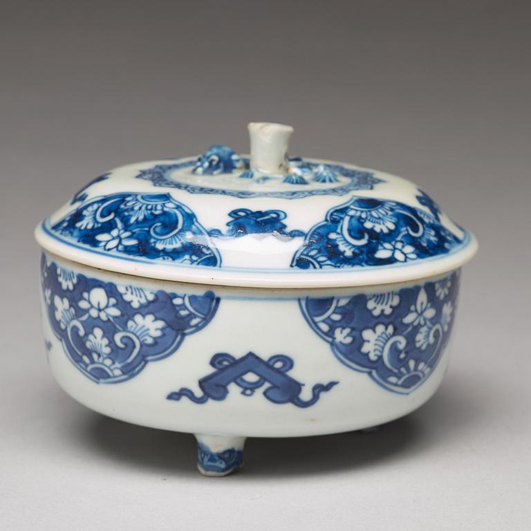 A blue and white box with cover, Qing dynasty, Kangxi (1662-1722).