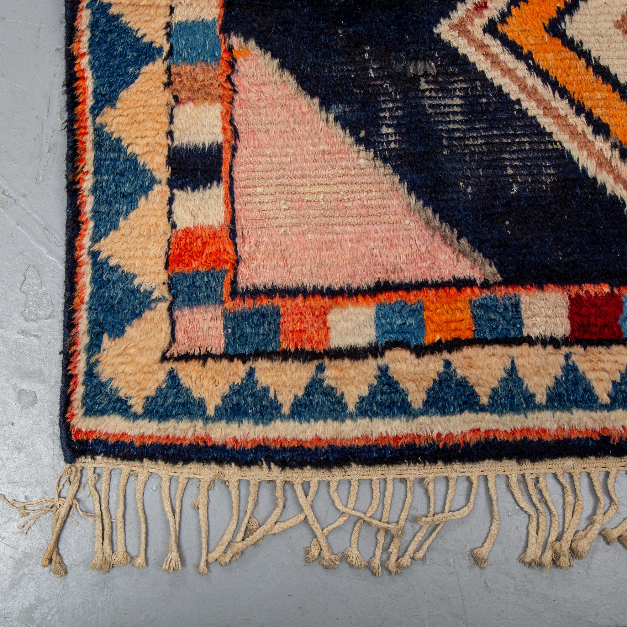 A CARPET, Antique Gabbeh, ca 312,5 x 127,5 cm.