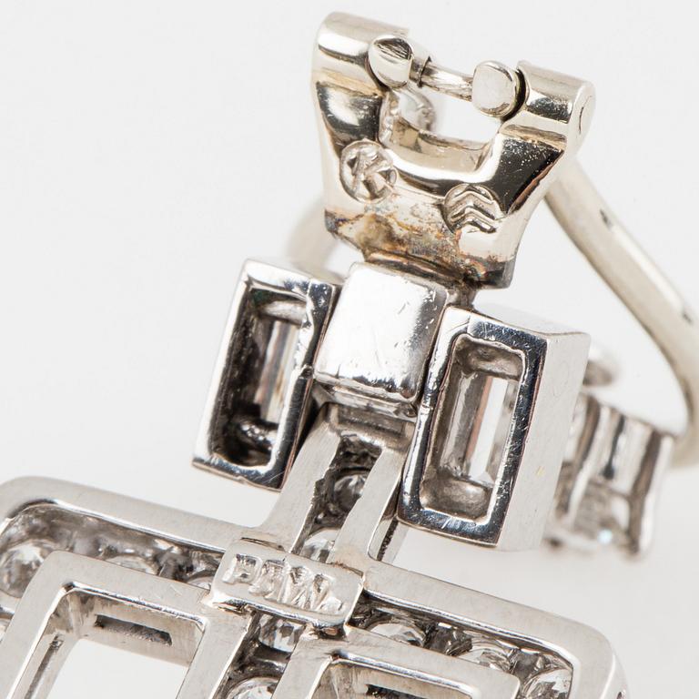 Ett par örhängen med runda briljant- och baguetteslipade diamanter.