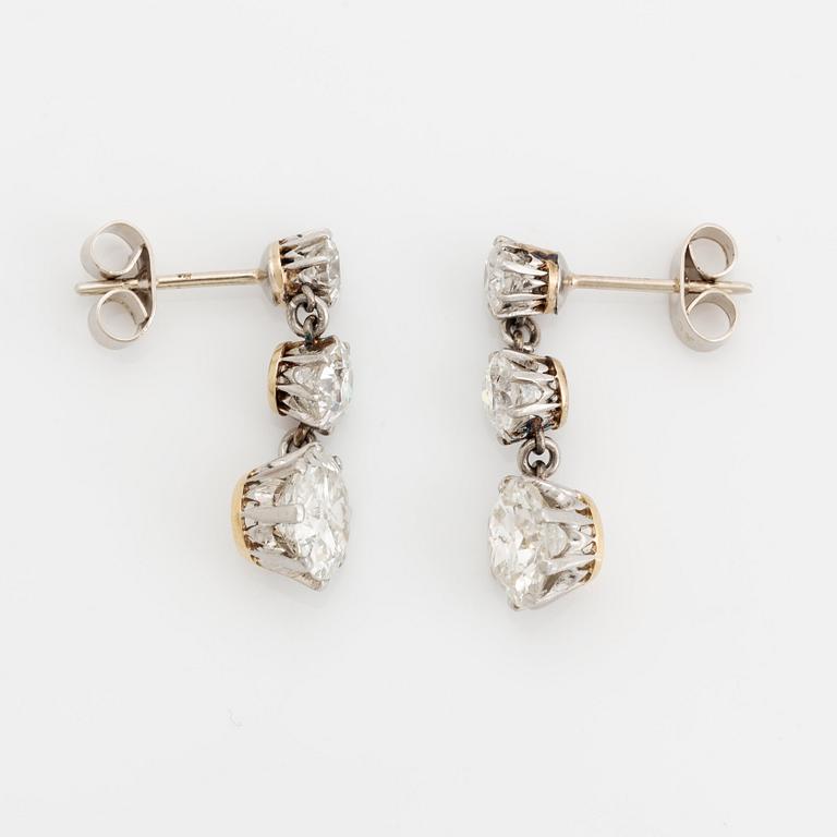 A pair of 18K gold earrings set with old-cut diamonds with a total weight of ca 4.75 cts.