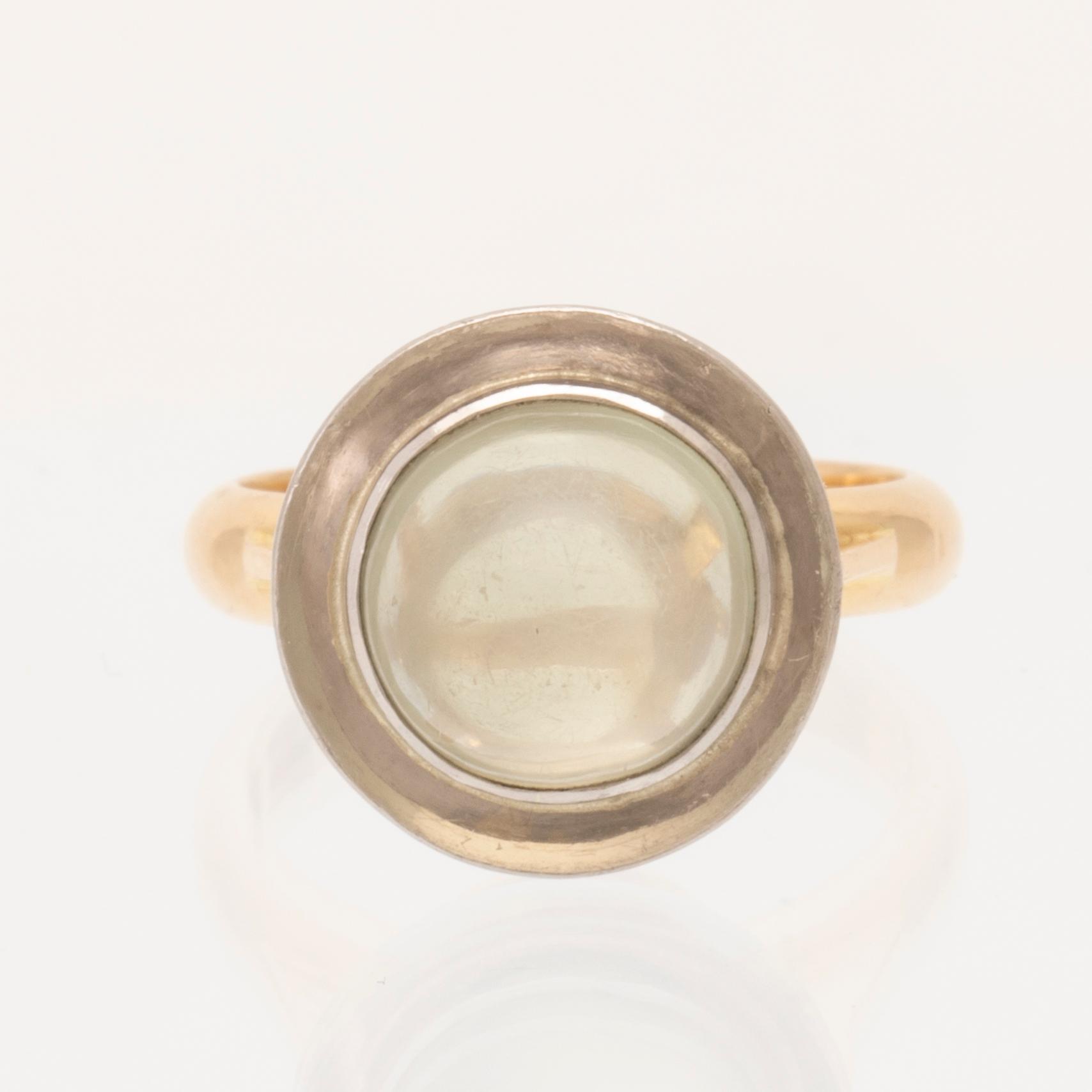 An 18K white and red gold ring set with a cabochon cut moonstone by Gustav Ljung Lund 1960.