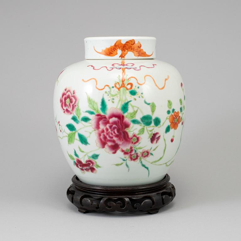 A famille rose jar with cover, Qing dynasty, late 19th/early 20th century.