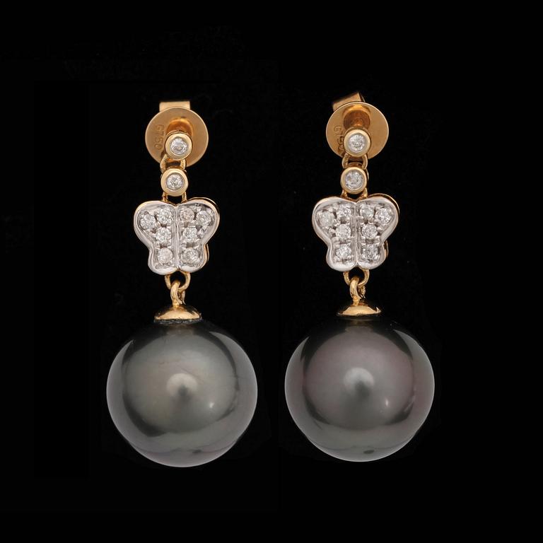 A pair of cultured Tahiti pearls, 11.8 mm set with brilliant cut diamonds, tot. 0.20 ct.