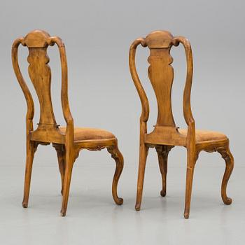 STOLAR, ett par, rokokostil, omkring sekelskiftet 1900.
