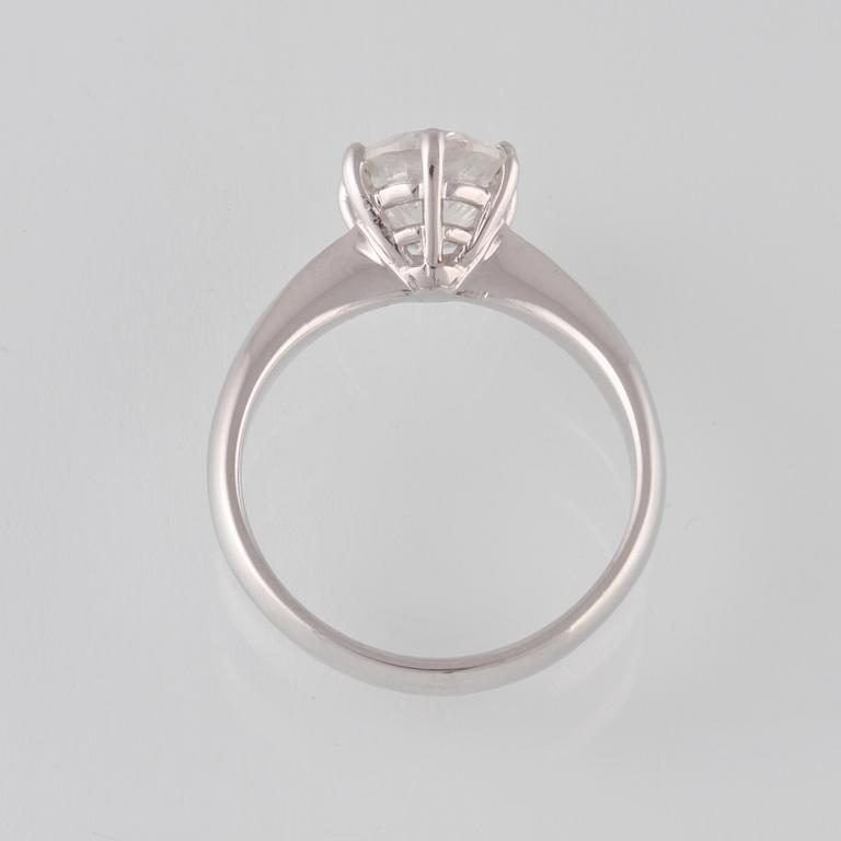 RING, 18K vitguld med briljantslipad diamant 2.00 ct. Vikt 4,7 gram.