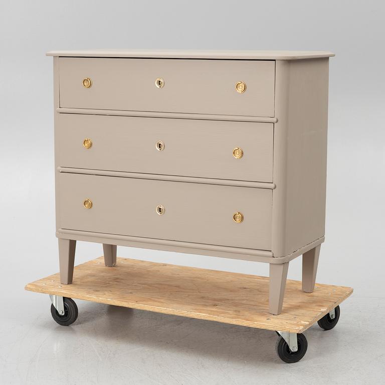 Chest of drawers, early 20th century.