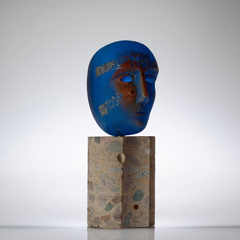 A unique Bertil Vallien sand cast glass sculpture, "Head", Kosta Boda 1999.