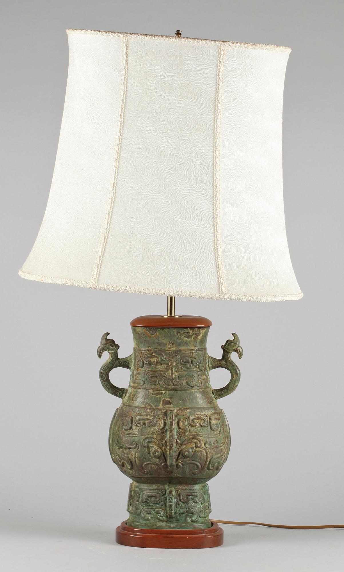 BORDSLAMPA, brons och trä, 1900-tal.