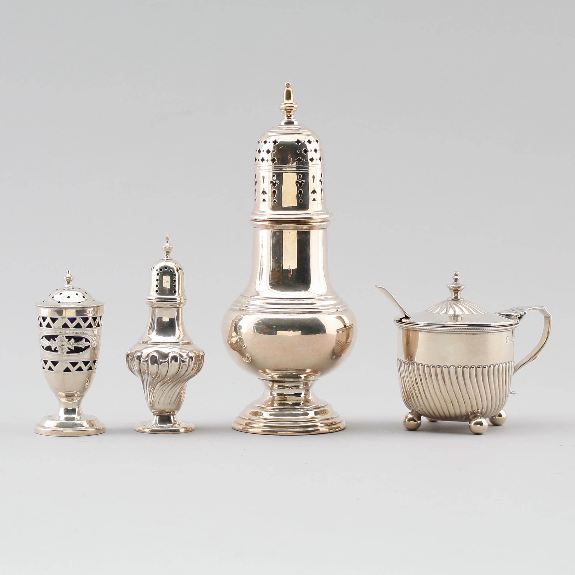 SOCKERSTRÖARE, SALT- OCH PEPPARSTRÖARE SAMT SENAPSKAR, silver, England, 1900-tal. Total vikt ca 263 gram.