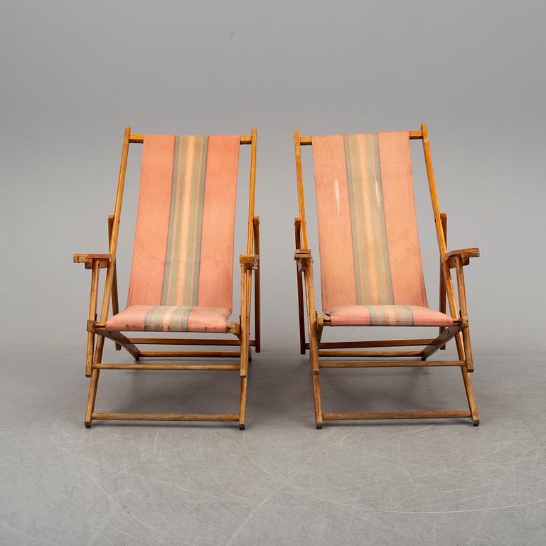 A pair of second half of the 20th century beachchairs.